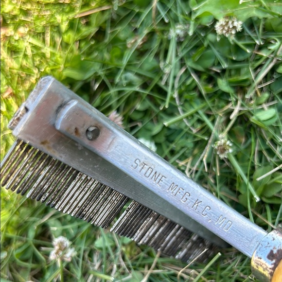 Wooden Handle Grooming Rake for Men - Picture 5 of 5